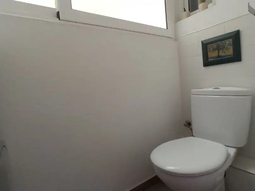 Badezimmer von Wohnung zum Verkauf in Sitges mit Klimaanlage und Balkon