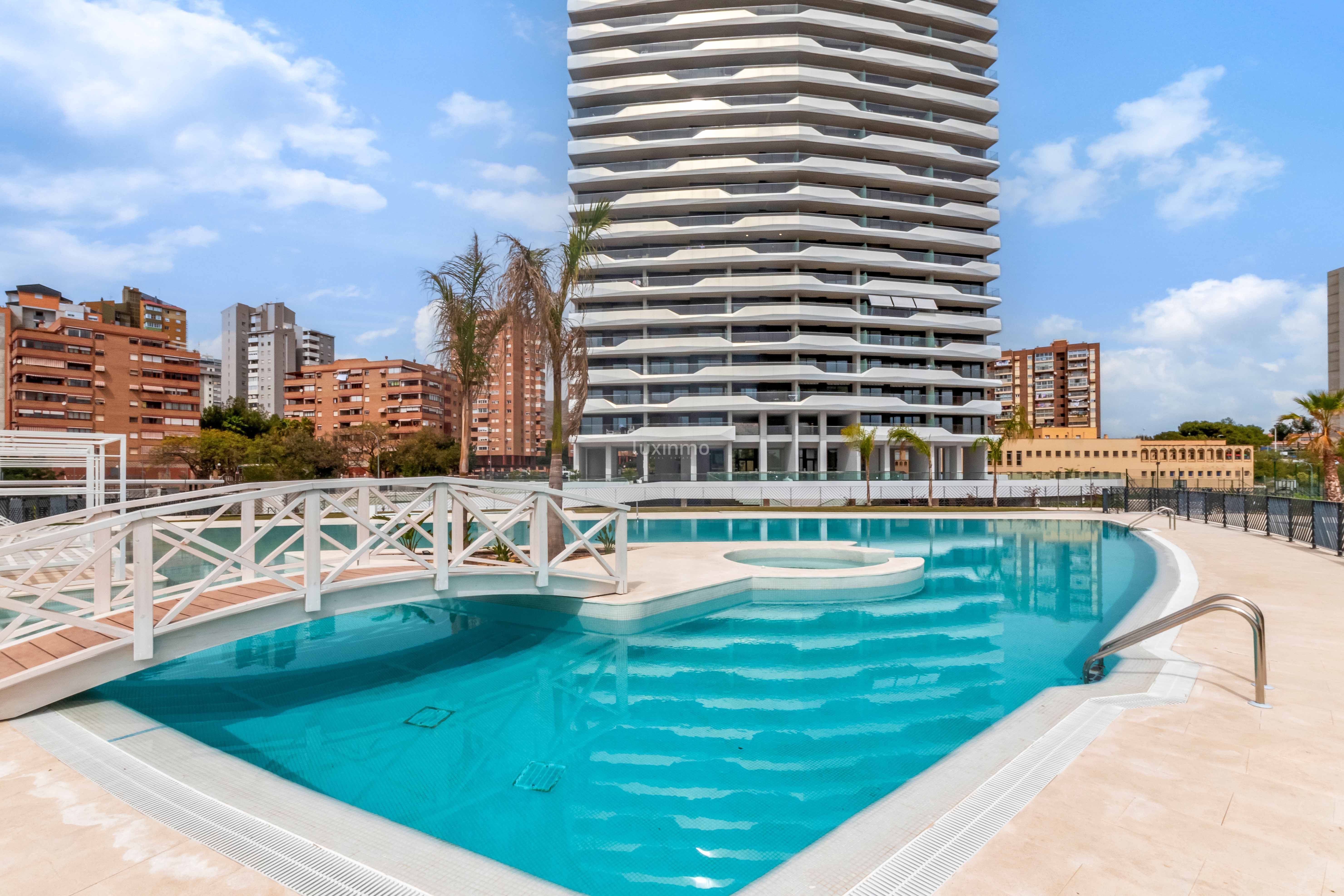 Piscina de Piso en venta en Benidorm con Aire acondicionado, Calefacción y Jardín privado