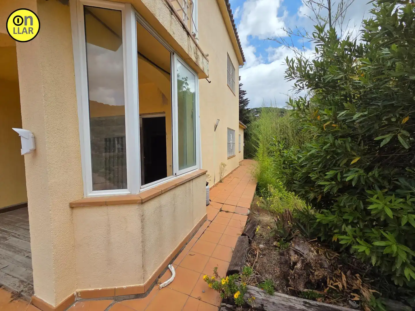 Vista exterior de Casa o xalet en venda en Cabrera de Mar amb Piscina comunitària
