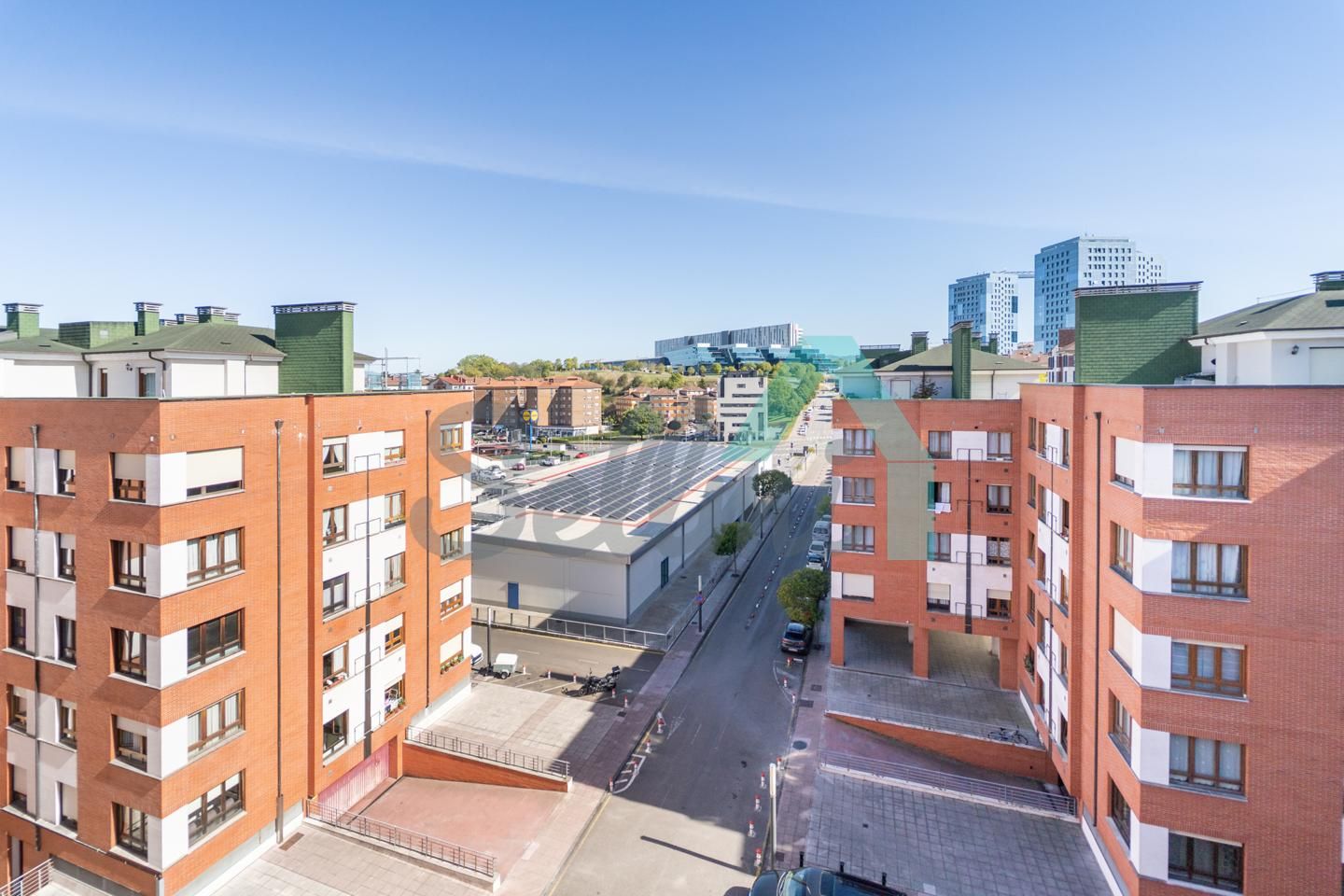 Vista exterior de Àtic en venda en Oviedo  amb Calefacció, Parquet i Terrassa
