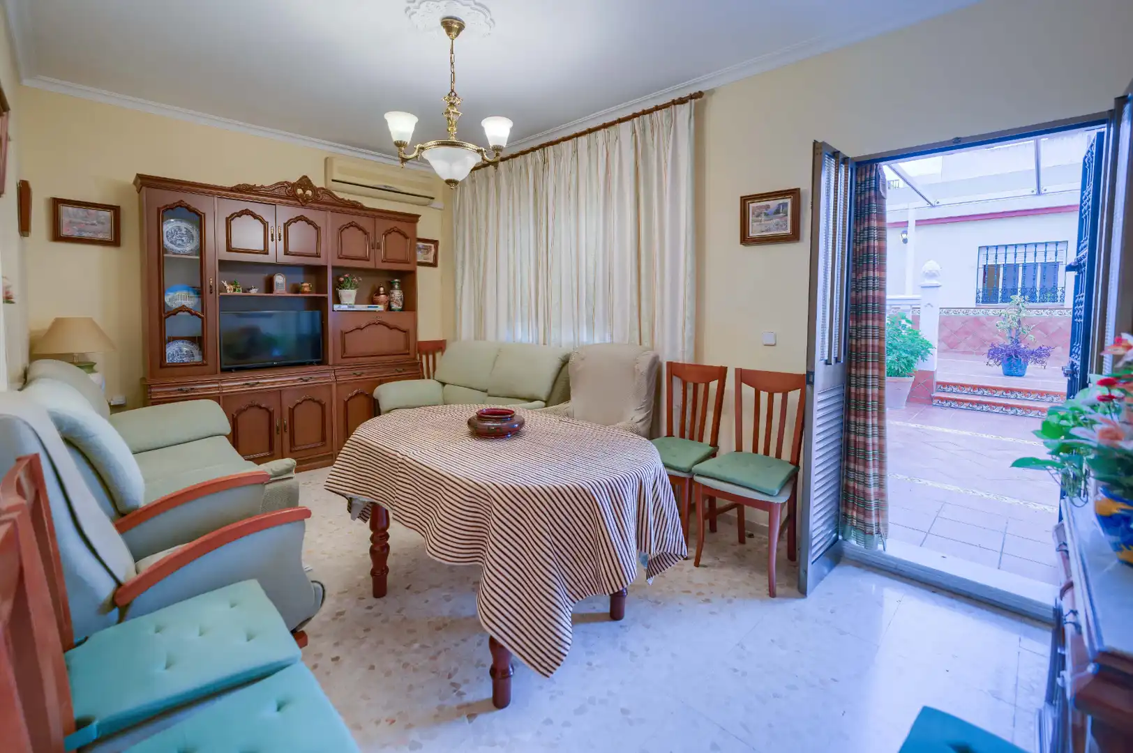 Sala de estar de Casa adosada en venta en Mairena del Aljarafe con Aire acondicionado, Calefacción y Jardín privado