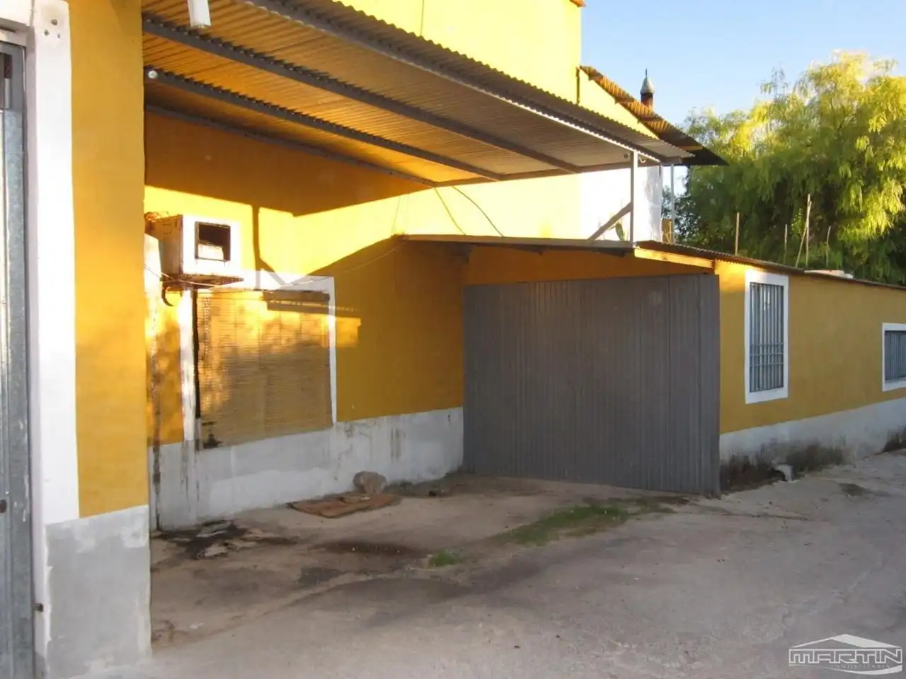 Vista exterior de Edifici en venda en Lucena