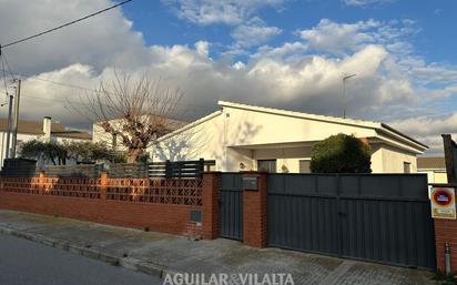 Vista exterior de Casa o xalet en venda en Caldes de Montbui amb Aire condicionat, Calefacció i Jardí privat