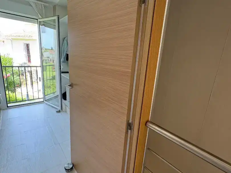 Wohnung zum Verkauf in Marbella mit Klimaanlage, Schwimmbad und Balkon