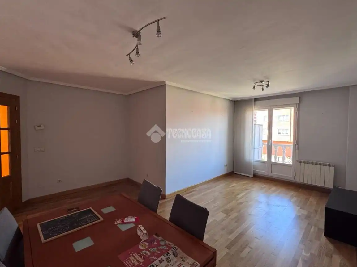 Sala de estar de Piso en venta en León Capital  con Calefacción, Parquet y Terraza