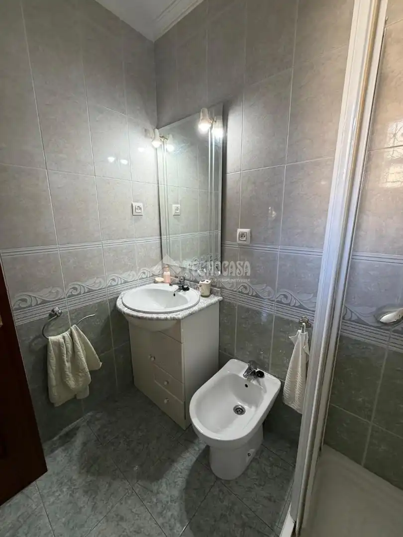 Bathroom of Flat for sale in Sevilla  with Air Conditioner and Furnished