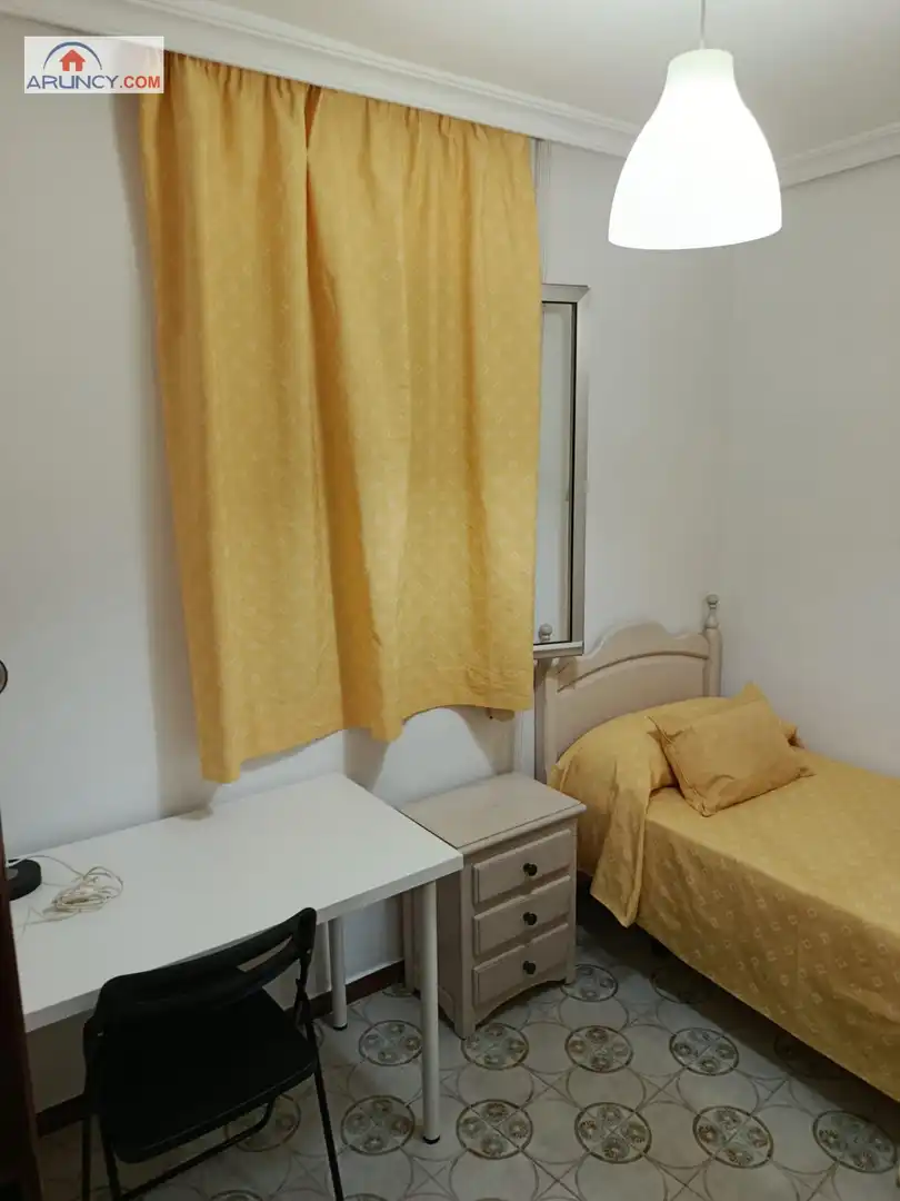Schlafzimmer von Wohnung zur Miete in Sevilla mit Klimaanlage, Heizung und Möbliert