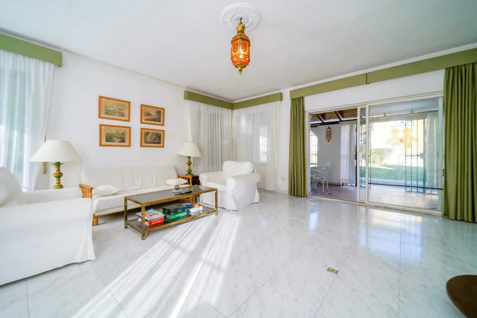 Sala d'estar de Casa o xalet en venda en Marbella amb Aire condicionat, Calefacció i Alarma