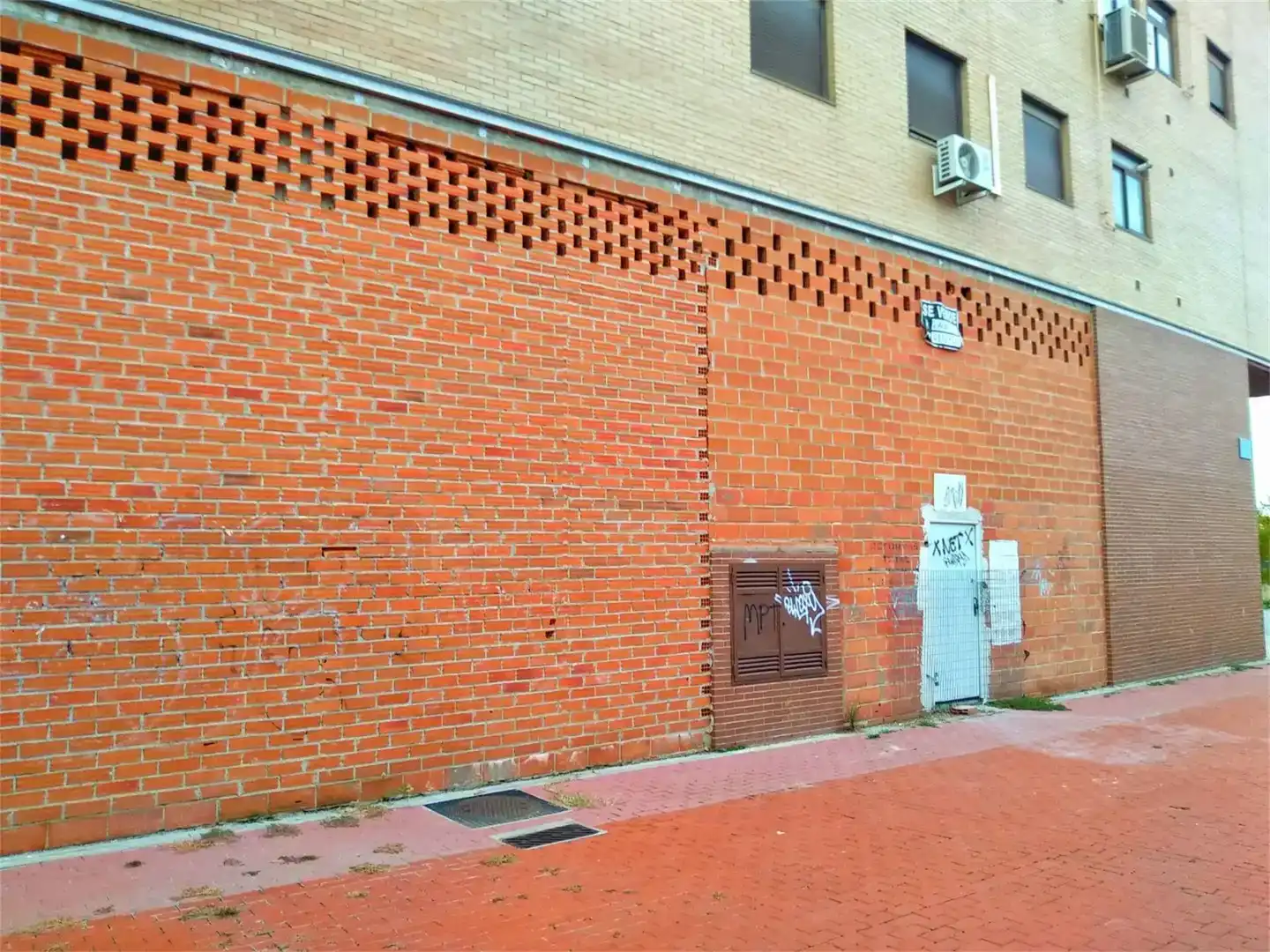 Vista exterior de Local en venta en Leganés