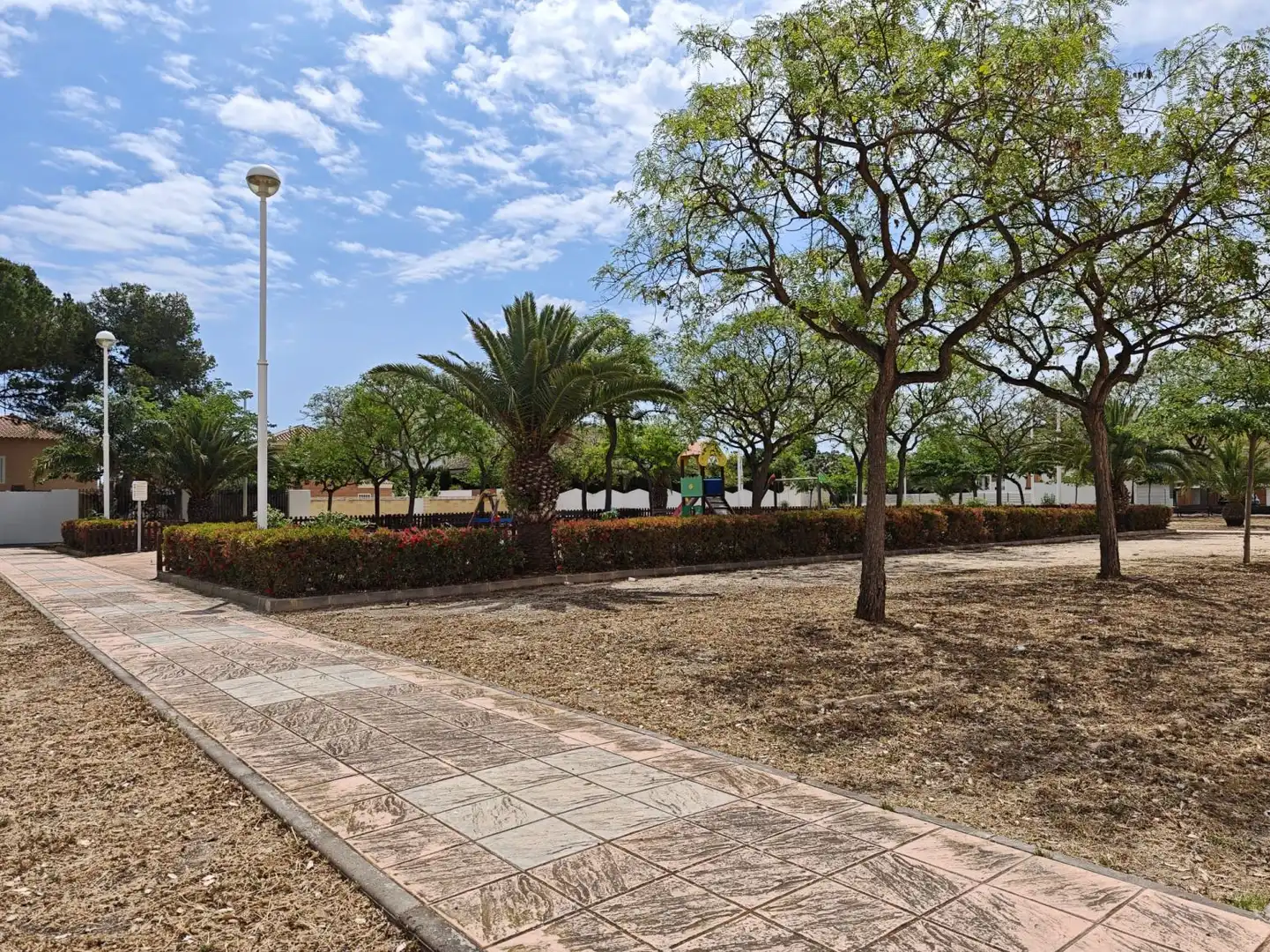 Planta baixa en venda a Avenida de Europa, Corinto - Almarda