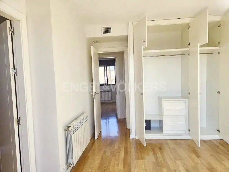 Schlafzimmer von Dachboden zur Miete in Madrid mit Klimaanlage, Heizung und Terrasse
