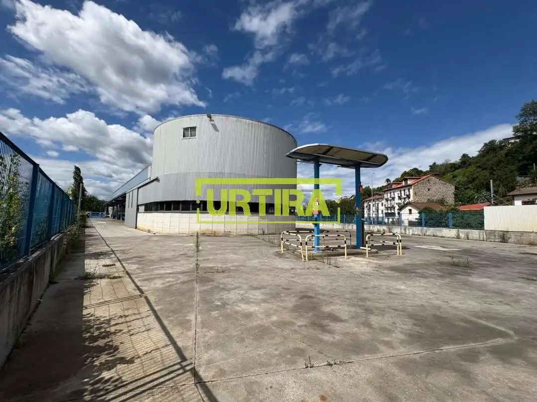 Außenansicht von Fabrikhallen zum Verkauf in Hernani