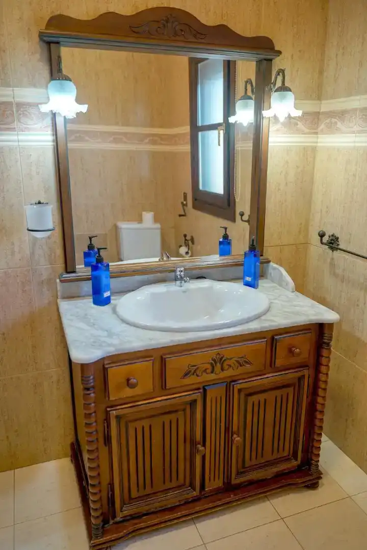 Baño de Casa o chalet de alquiler en Almedinilla con Aire acondicionado, Jardín privado y Piscina