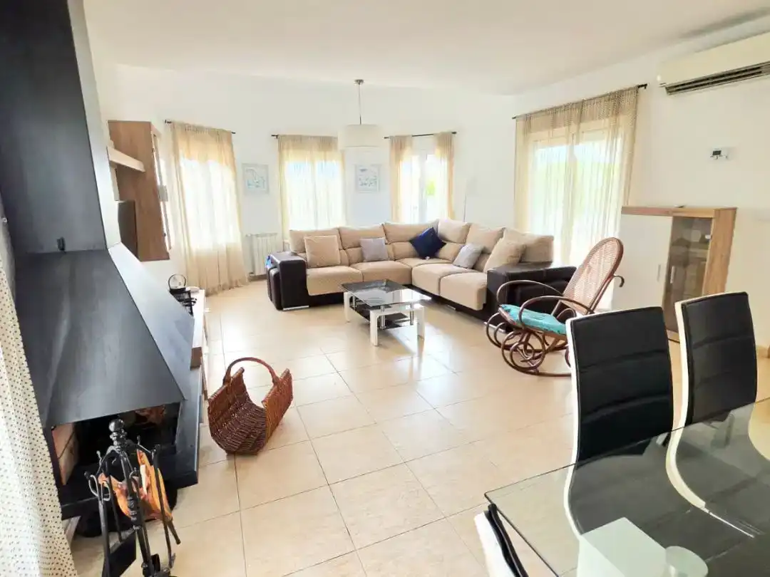 Wohnzimmer von Wohnung zur Miete in Gata de Gorgos mit Klimaanlage, Privatgarten und Schwimmbad