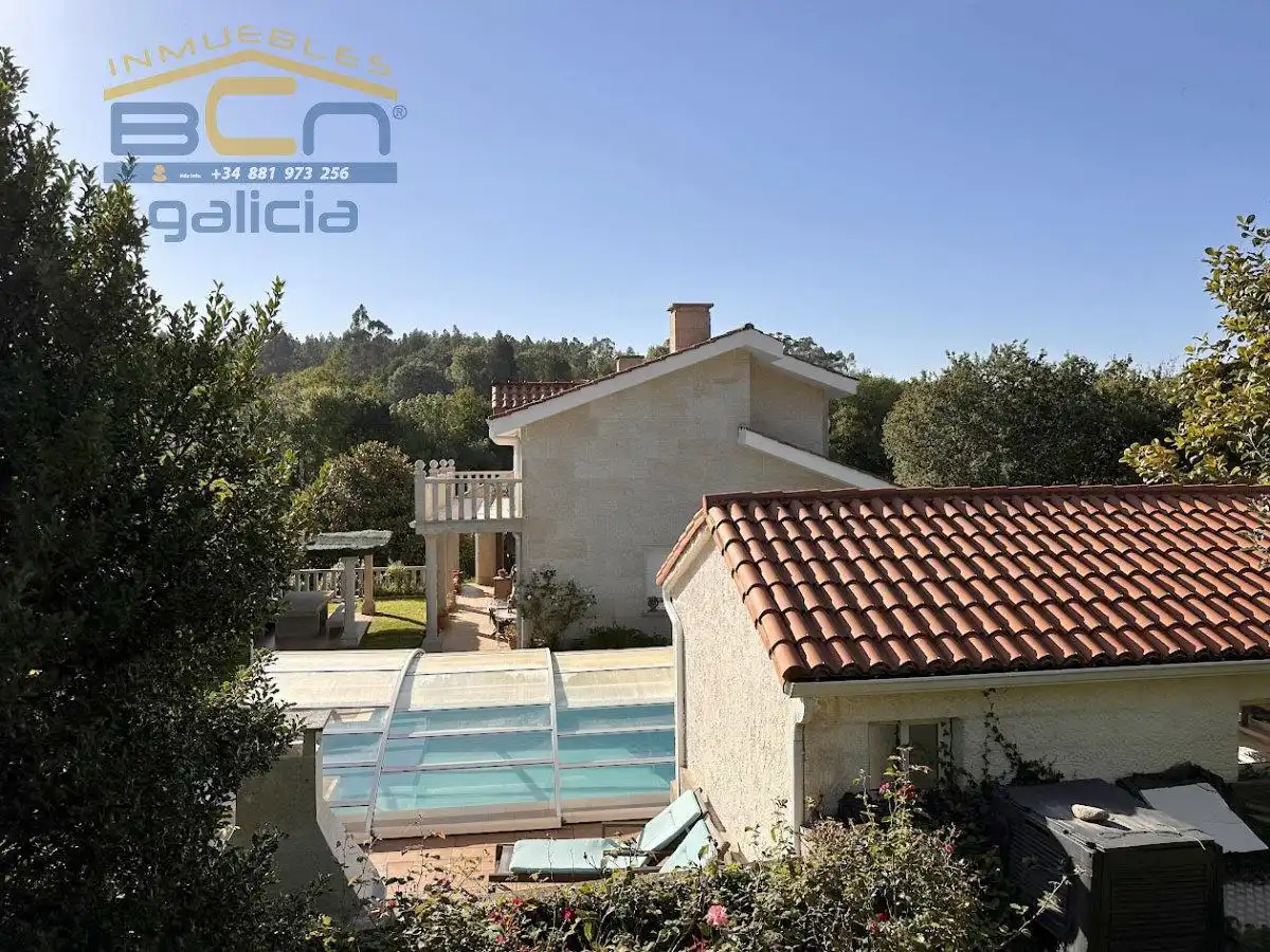 Vista exterior de Casa o xalet en venda en Santiago de Compostela  amb Calefacció, Jardí privat i Piscina