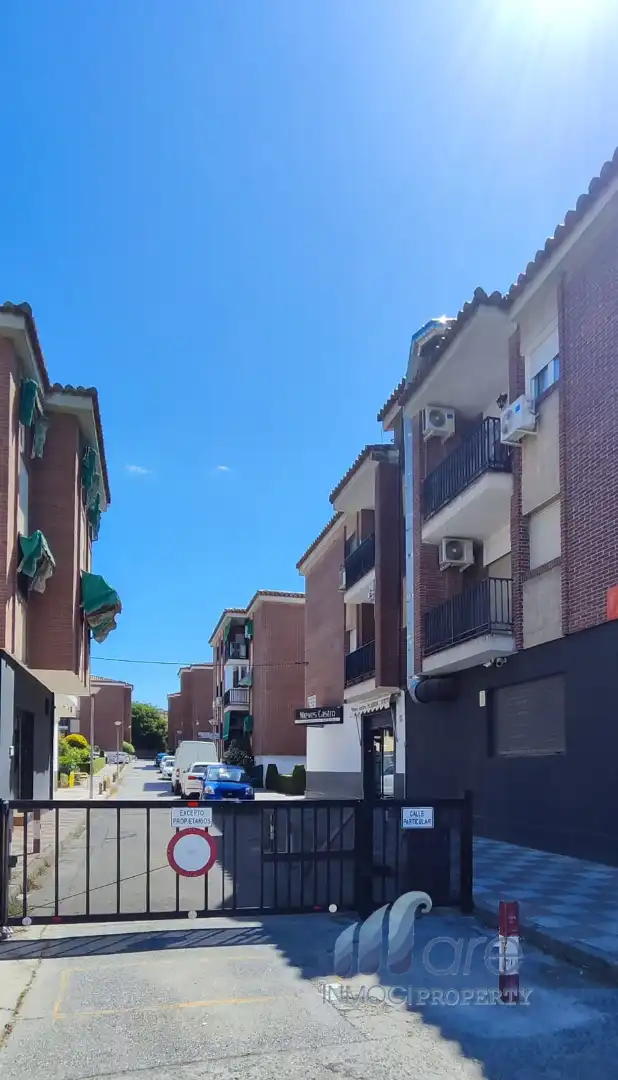 Außenansicht von Wohnung zum Verkauf in Granada mit Klimaanlage, Privatgarten und Terrasse