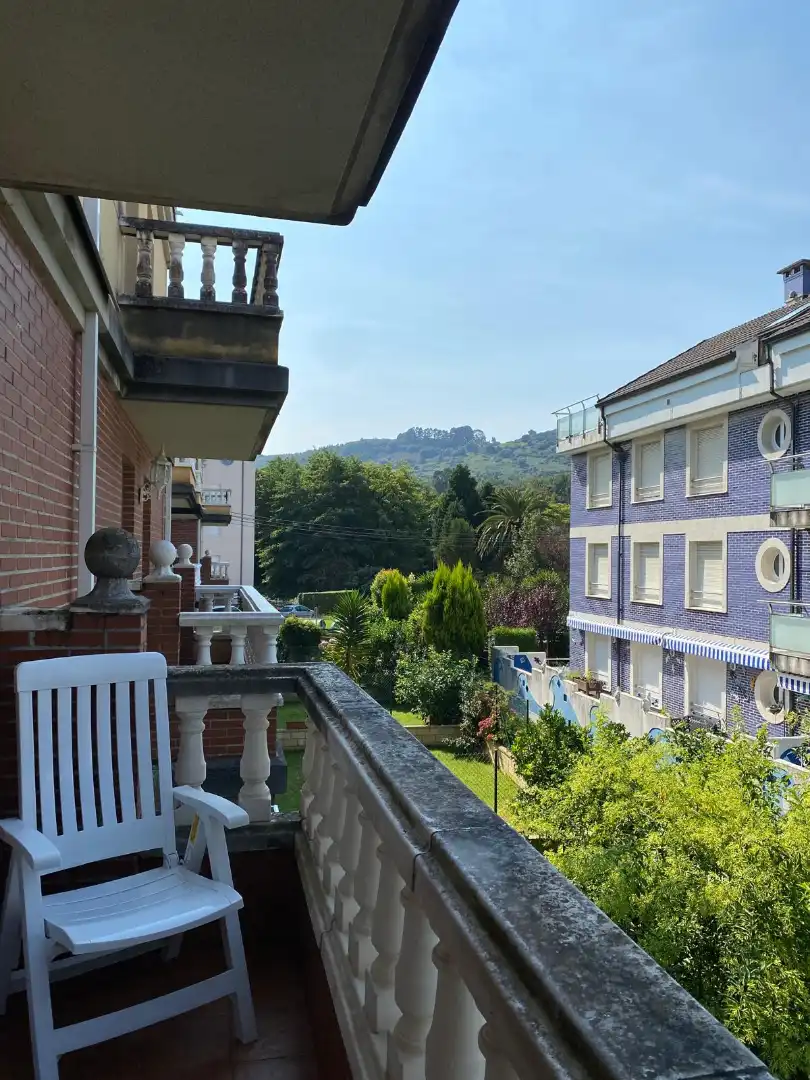 Außenansicht von Einfamilien-Reihenhaus zum Verkauf in Castro-Urdiales mit Heizung, Privatgarten und Parkett