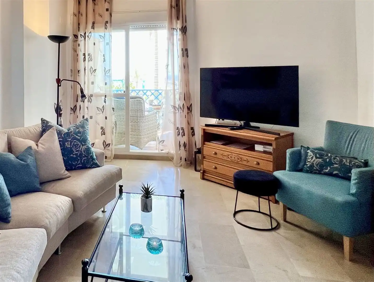 Sala d'estar de Apartament en venda en Estepona amb Aire condicionat i Terrassa