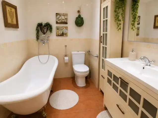 Baño de Piso en venta en Manilva con Terraza, Trastero y Alarma