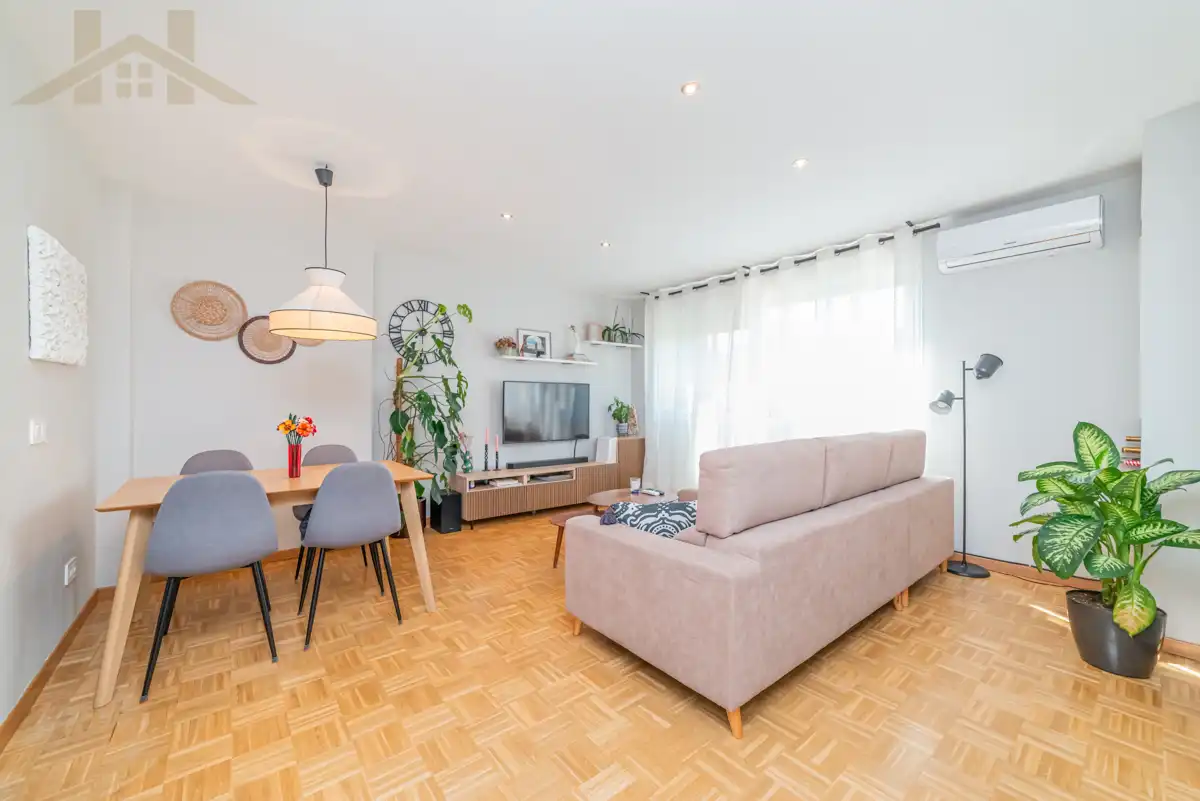 Living room of Flat for sale in Rivas-Vaciamadrid  with Air Conditioner, Heating and Parquet flooring