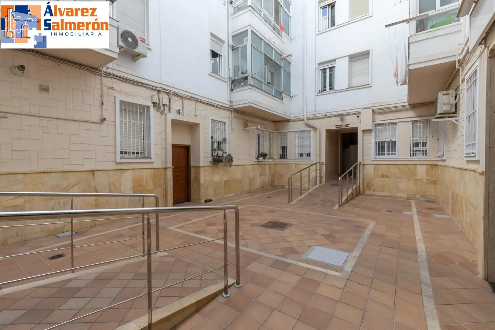 Außenansicht von Wohnung zum Verkauf in Granada mit Klimaanlage und Heizung
