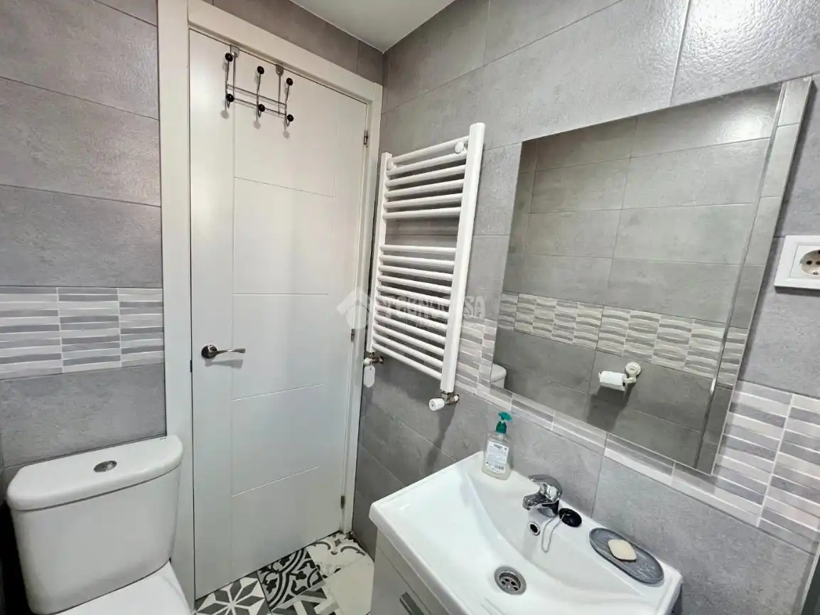 Bathroom of Flat for sale in Madrid  with Air Conditioner and Heating
