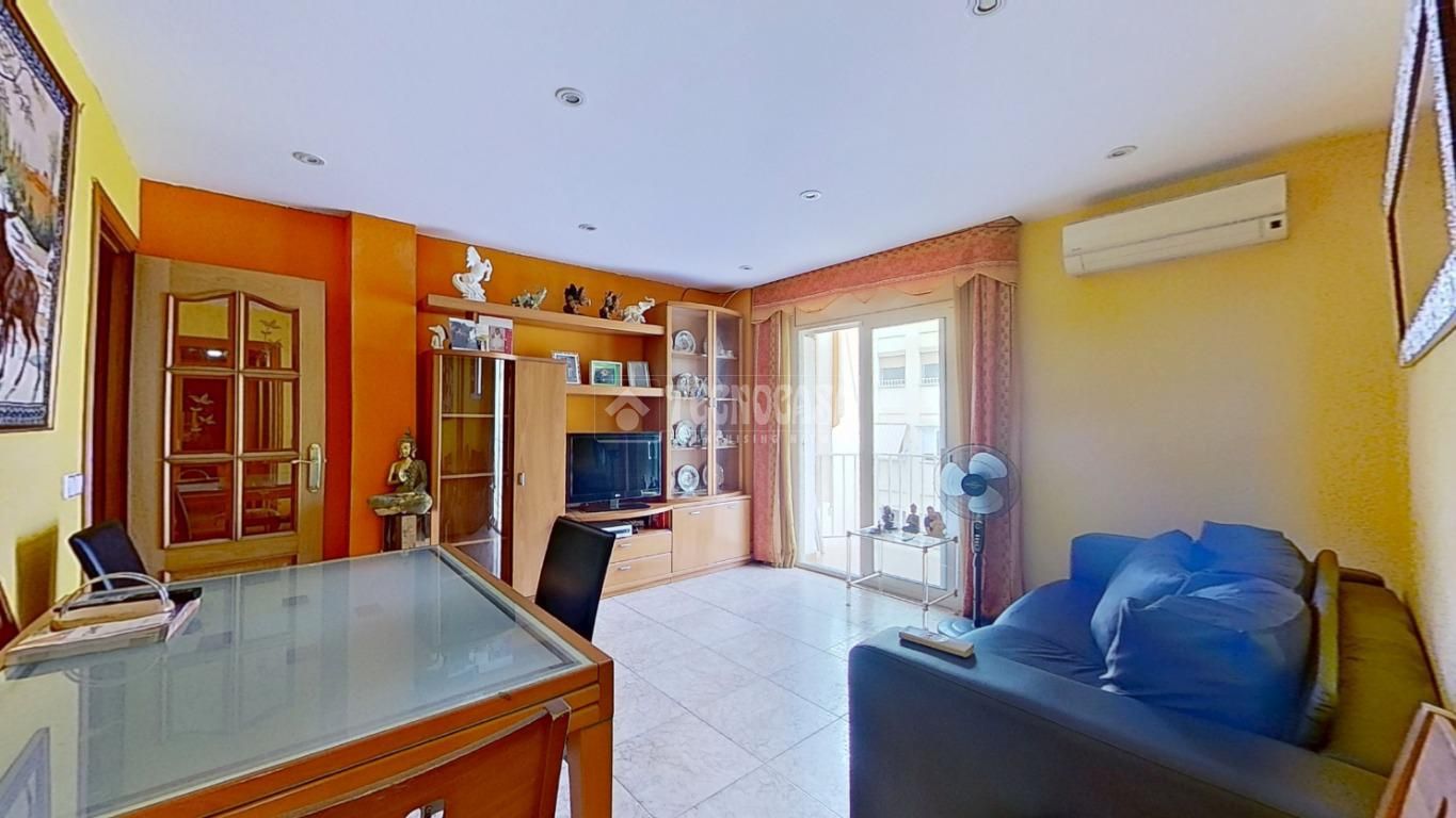 Sala d'estar de Pis en venda en Cerdanyola del Vallès amb Balcó
