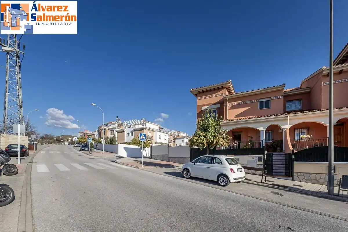 Vista exterior de Casa adosada en venta en Huétor Vega con Aire acondicionado, Terraza y Trastero