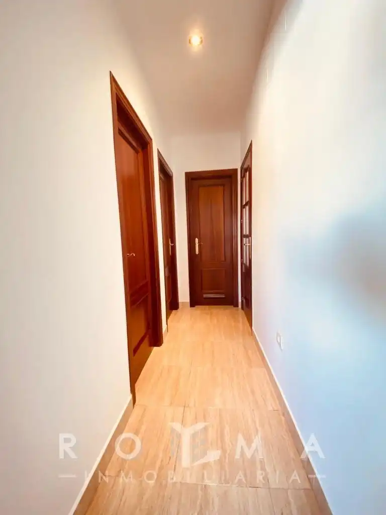 Wohnung zur Miete in Dos Hermanas mit Klimaanlage, Abstellraum und Balkon