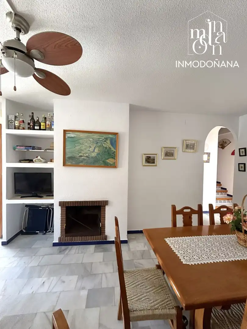 Sala de estar de Casa adosada en venta en Almonte con Terraza, Piscina y Amueblado