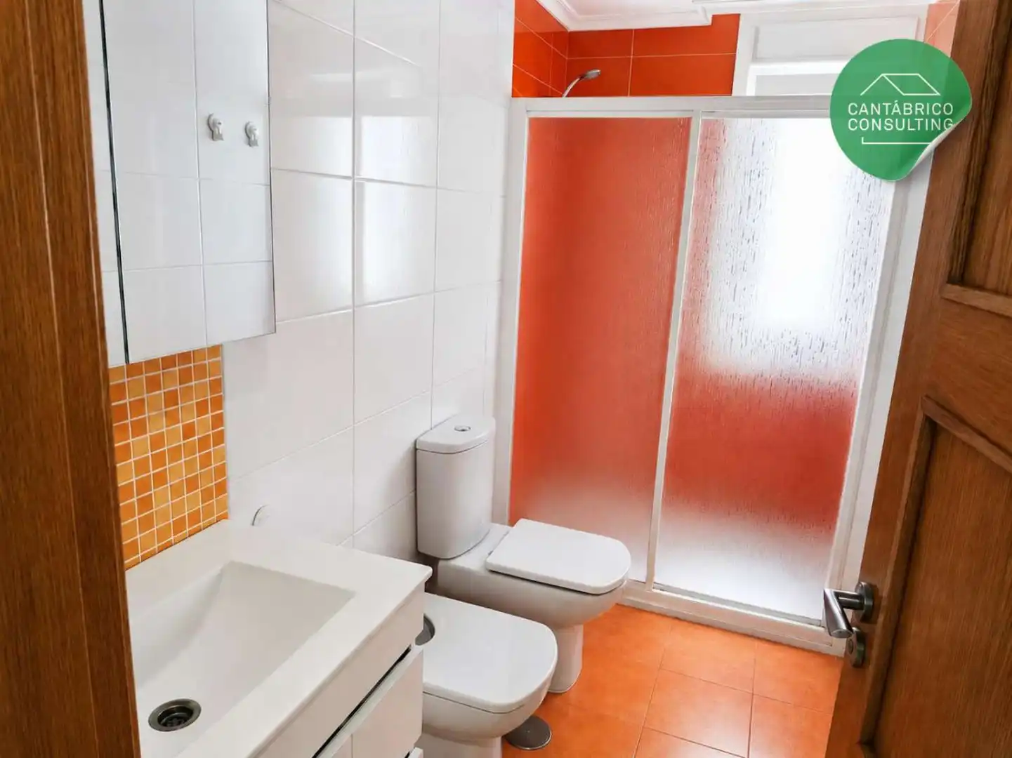 Baño de Piso en venta en Ribadeo con Calefacción y Amueblado