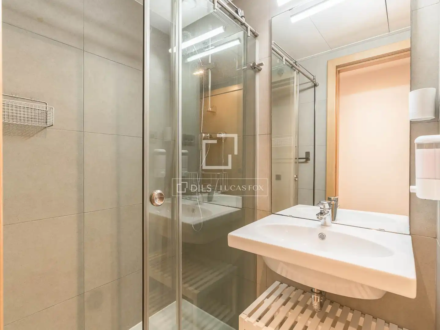 Bathroom of Flat for sale in Barcelona  with Air Conditioner, Terrace and Storage room