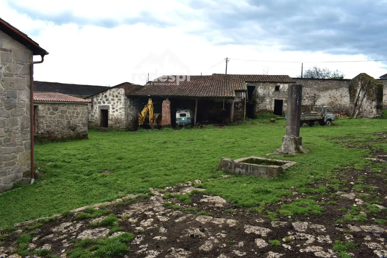 Buildings for sale in Pantón