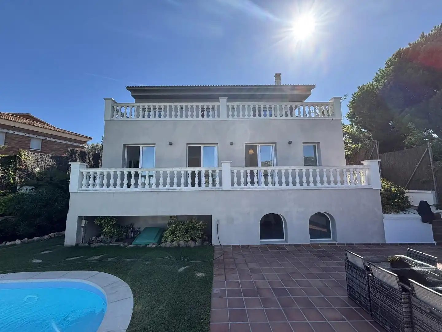 Vista exterior de Casa o xalet en venda en Calella amb Aire condicionat, Terrassa i Piscina