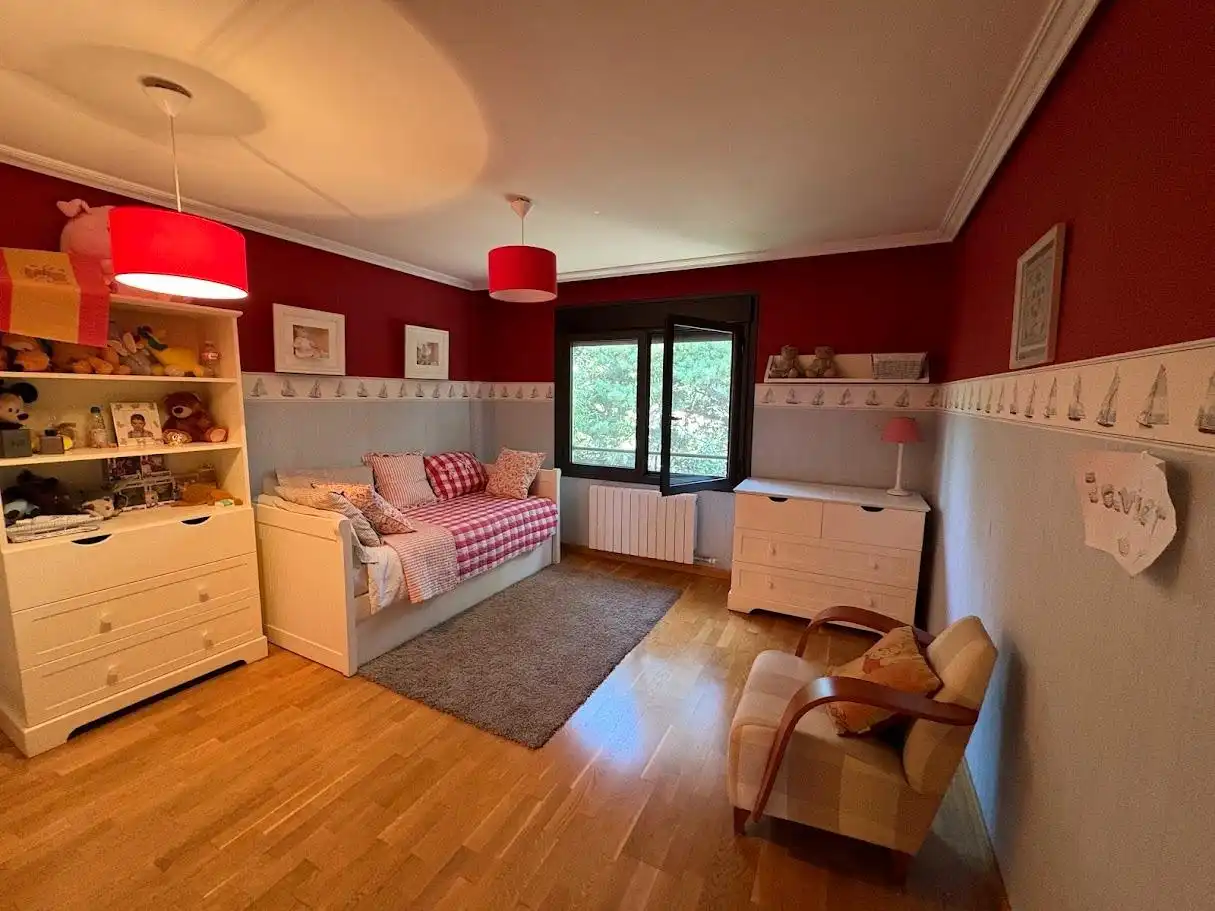 Schlafzimmer von Einfamilien-Reihenhaus zum Verkauf in Valladolid mit Klimaanlage, Heizung und Privatgarten