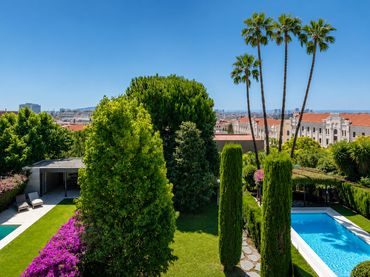 Casa amb piscina en venda a Carrer dels Cavallers
