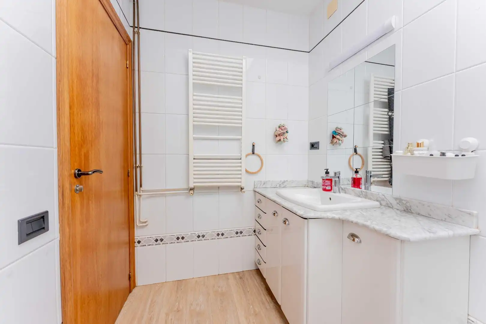 Bathroom of Flat for sale in Castelldefels  with Air Conditioner, Heating and Parquet flooring