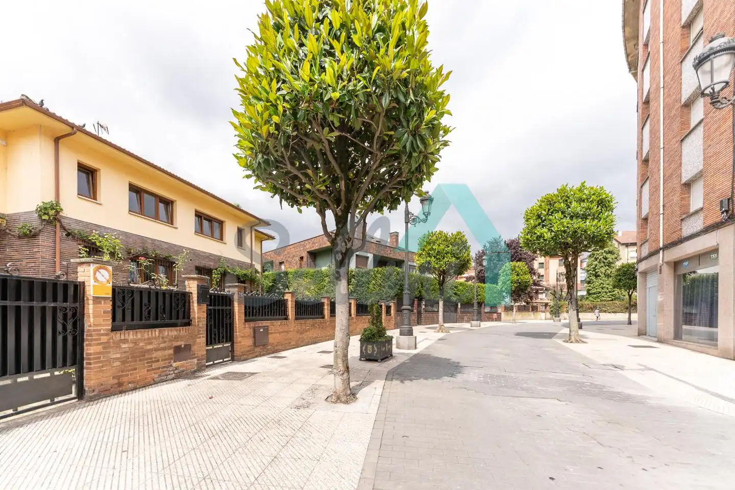 Vista exterior de Casa adosada de lloguer en Oviedo  amb Calefacció, Jardí privat i Parquet