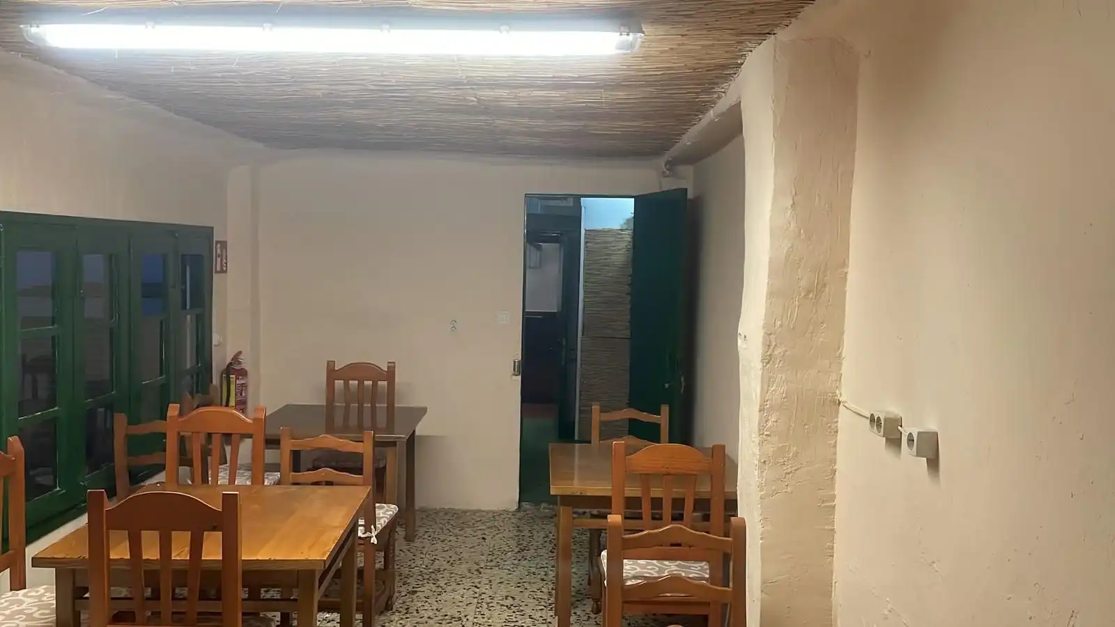 Menjador de Local en venda en Zaragoza amb Aire condicionat i Moblat