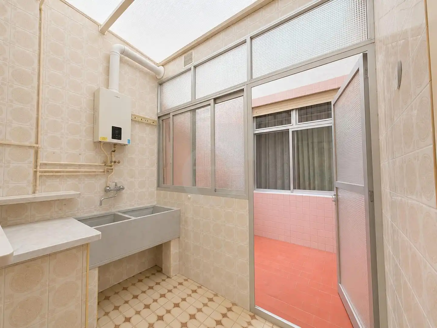 Bathroom of Flat for sale in Valencia  with Air Conditioner and Terrace
