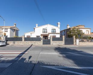 Vista exterior de Casa o xalet en venda en La Zubia amb Calefacció, Jardí privat i Parquet