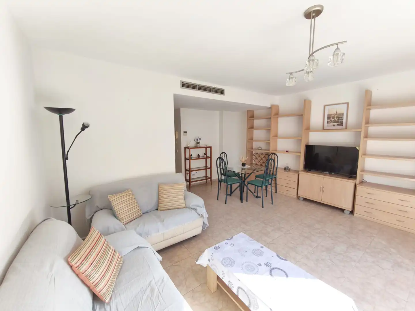 Sala d'estar de Casa adosada en venda en Cambrils amb Aire condicionat, Calefacció i Jardí privat