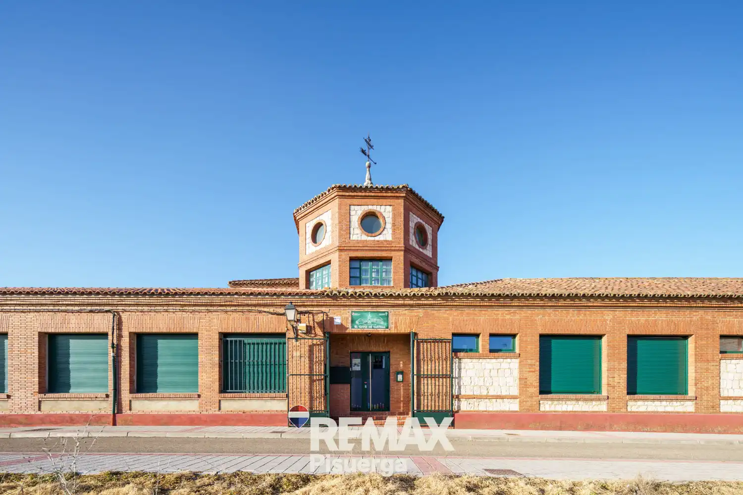 Vista exterior de Casa o xalet en venda en Venta de Baños amb Jardí privat, Terrassa i Traster