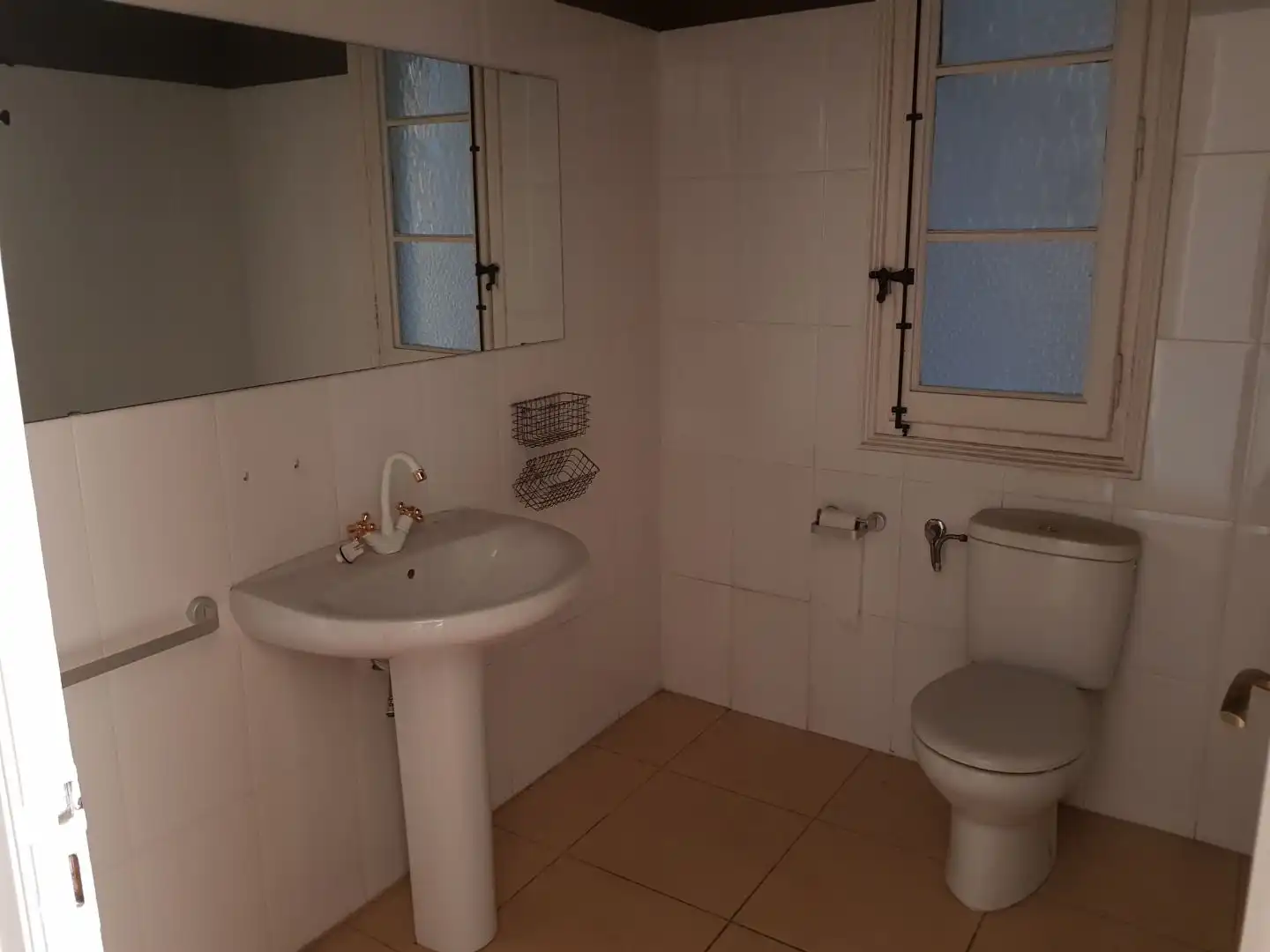 Baño de Oficina de alquiler en Lleida con Calefacción y Balcón