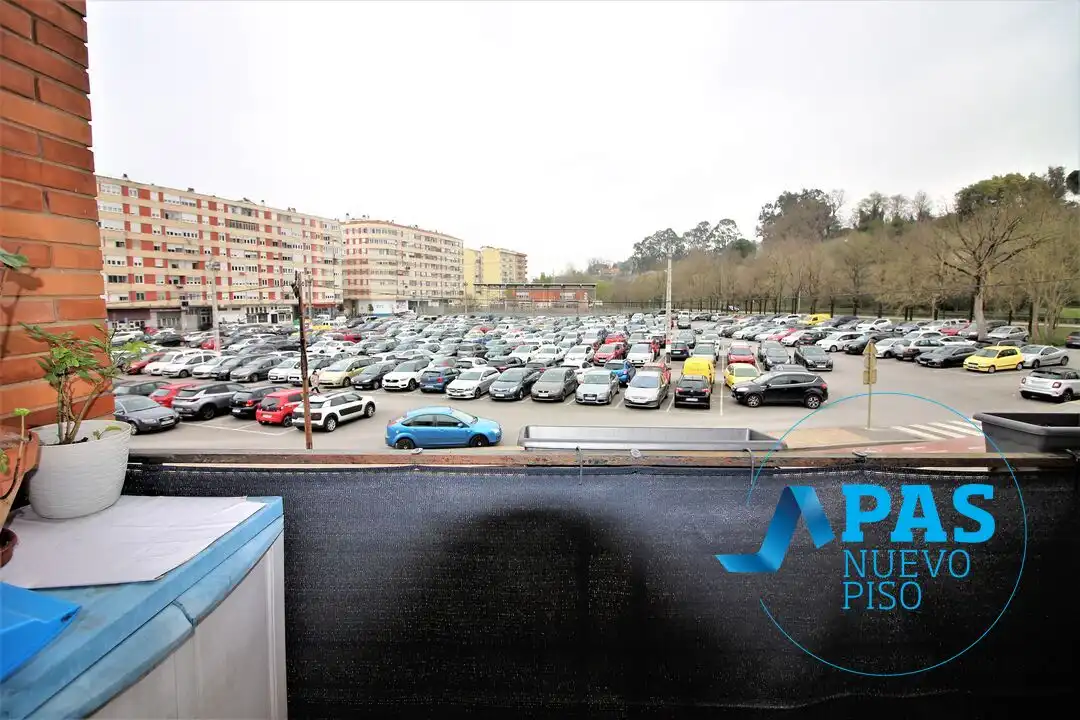 Parking de Piso en venta en Torrelavega  con Terraza y Balcón