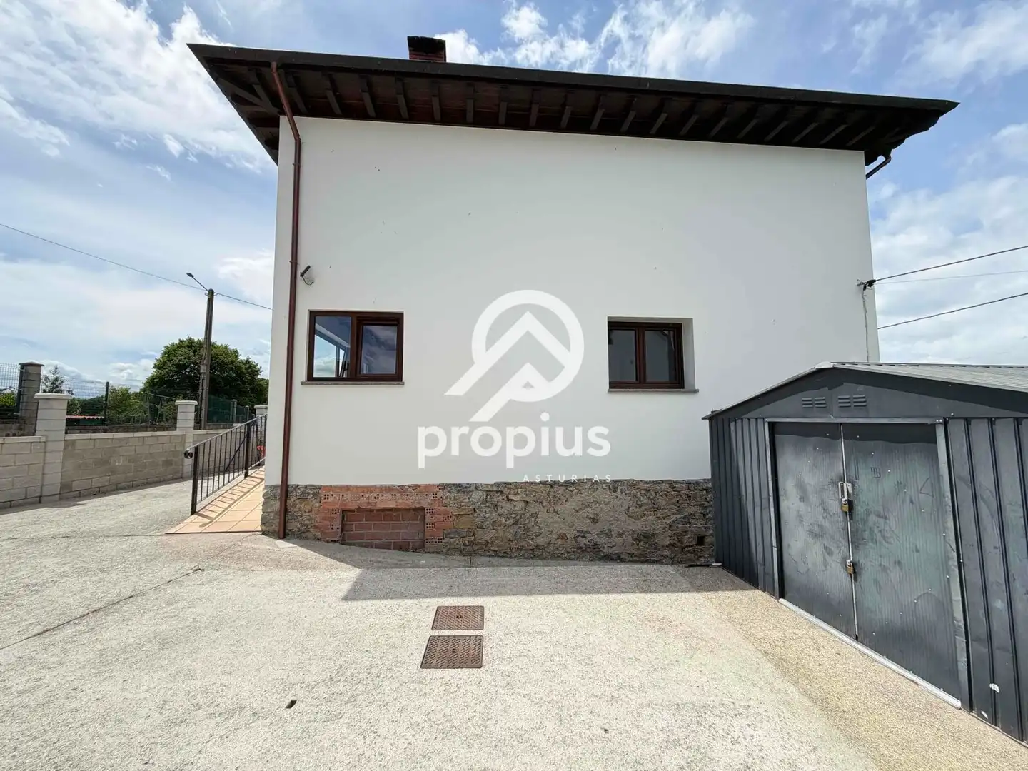 Vista exterior de Casa o xalet en venda en Sariego amb Calefacció, Parquet i Traster