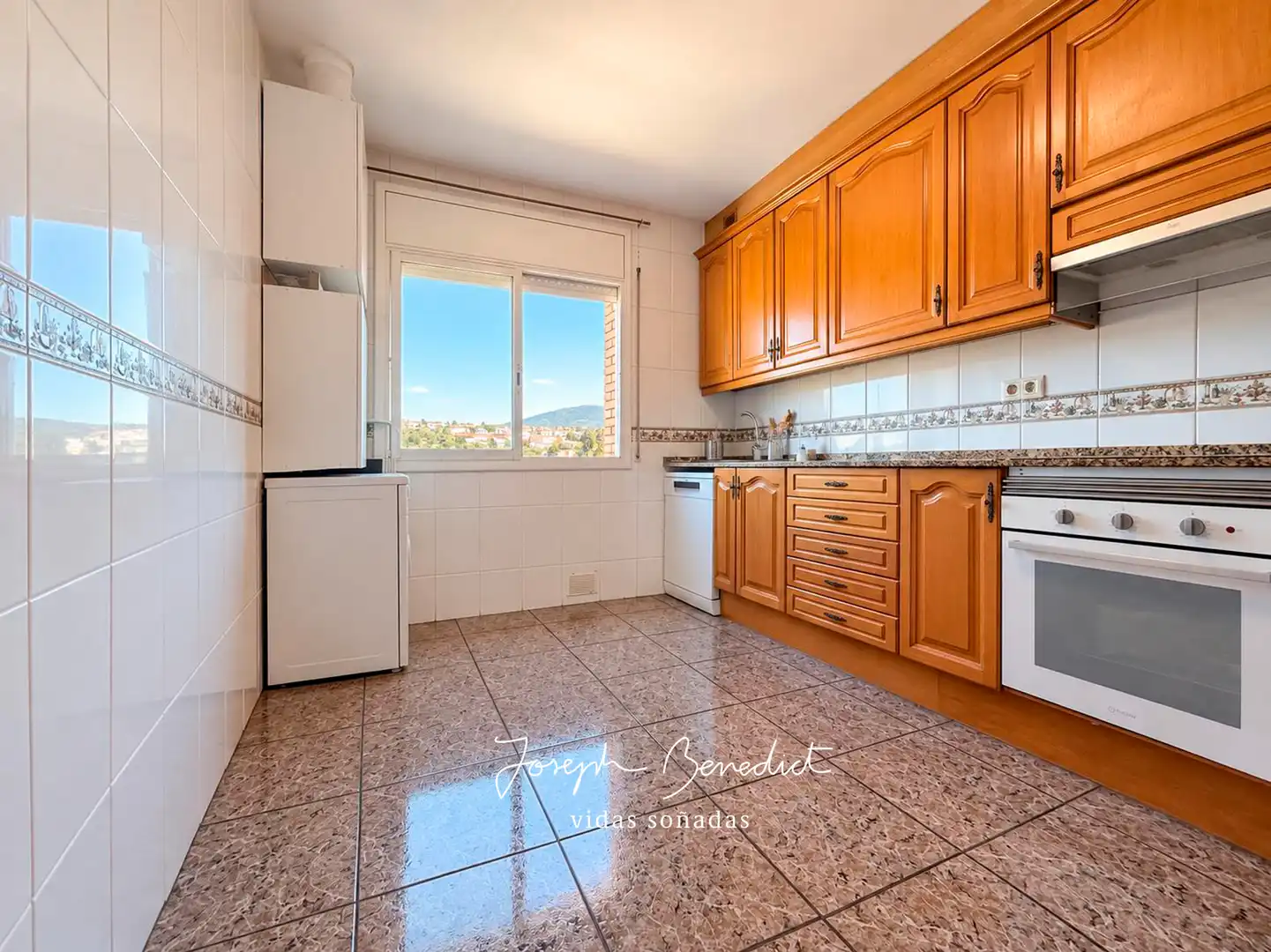 Cuina de Casa o xalet en venda en Sant Vicenç Dels Horts amb Aire condicionat, Calefacció i Jardí privat