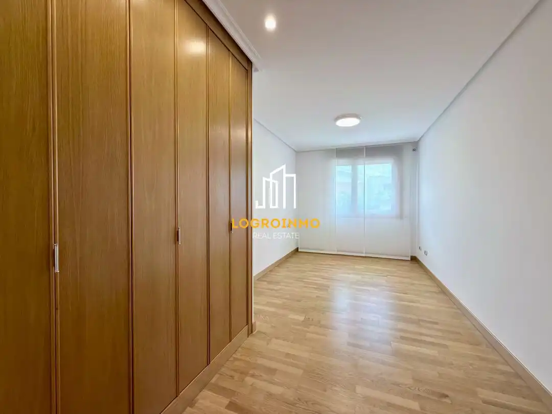 Bedroom of Flat for sale in  Logroño  with Air Conditioner, Heating and Private garden