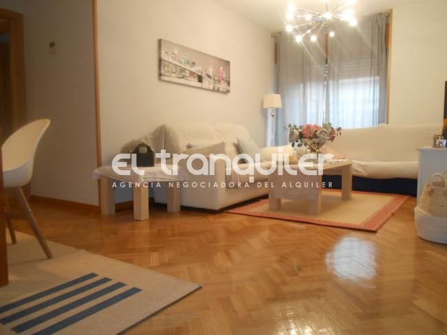 Sala de estar de Piso de alquiler en  Madrid Capital con Aire acondicionado, Parquet y Amueblado