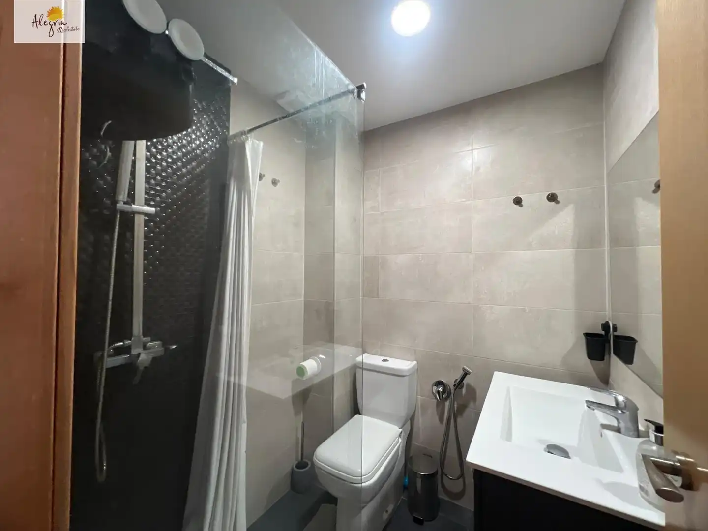 Baño de Piso en venta en Valencia con Aire acondicionado, Terraza y Amueblado